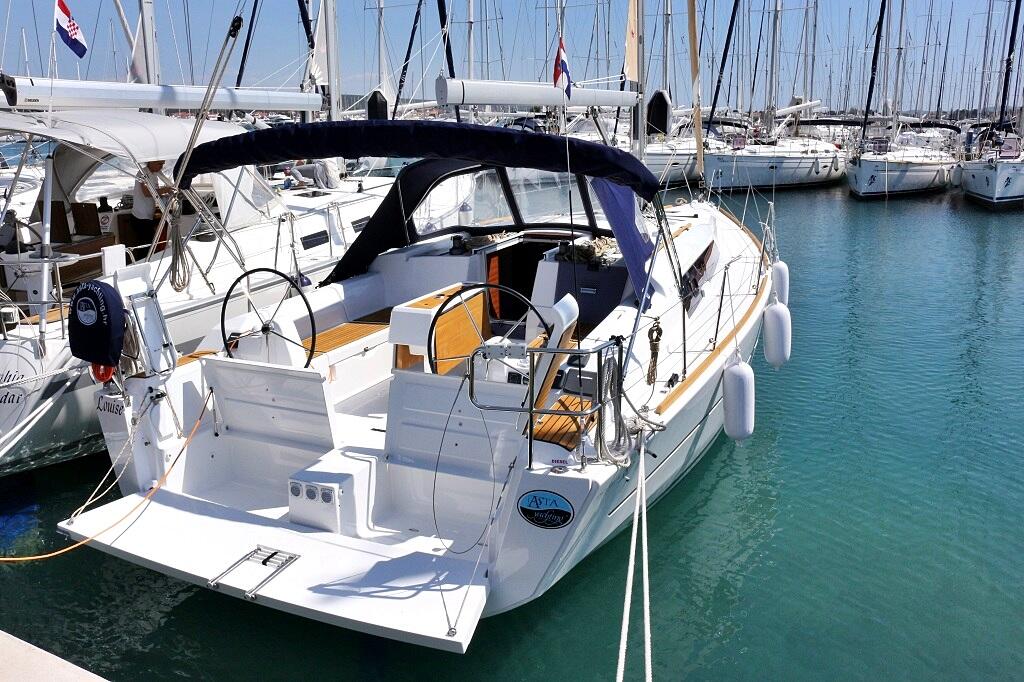 Sailing yacht 