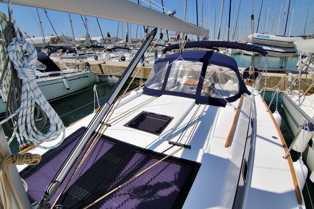 Sailing yacht 