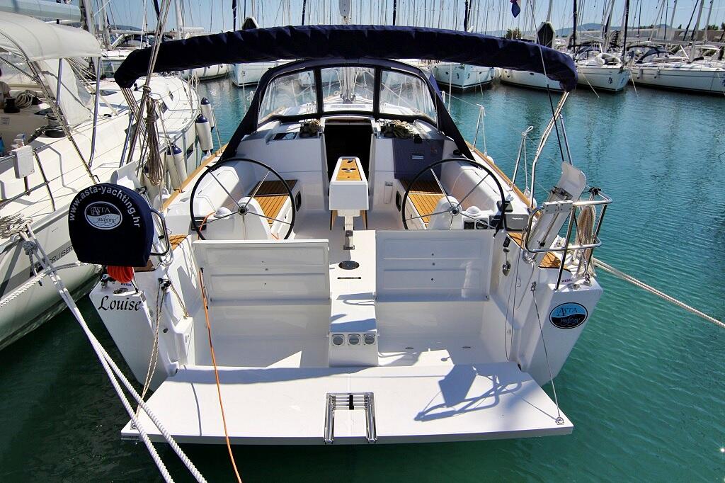 Sailing yacht 