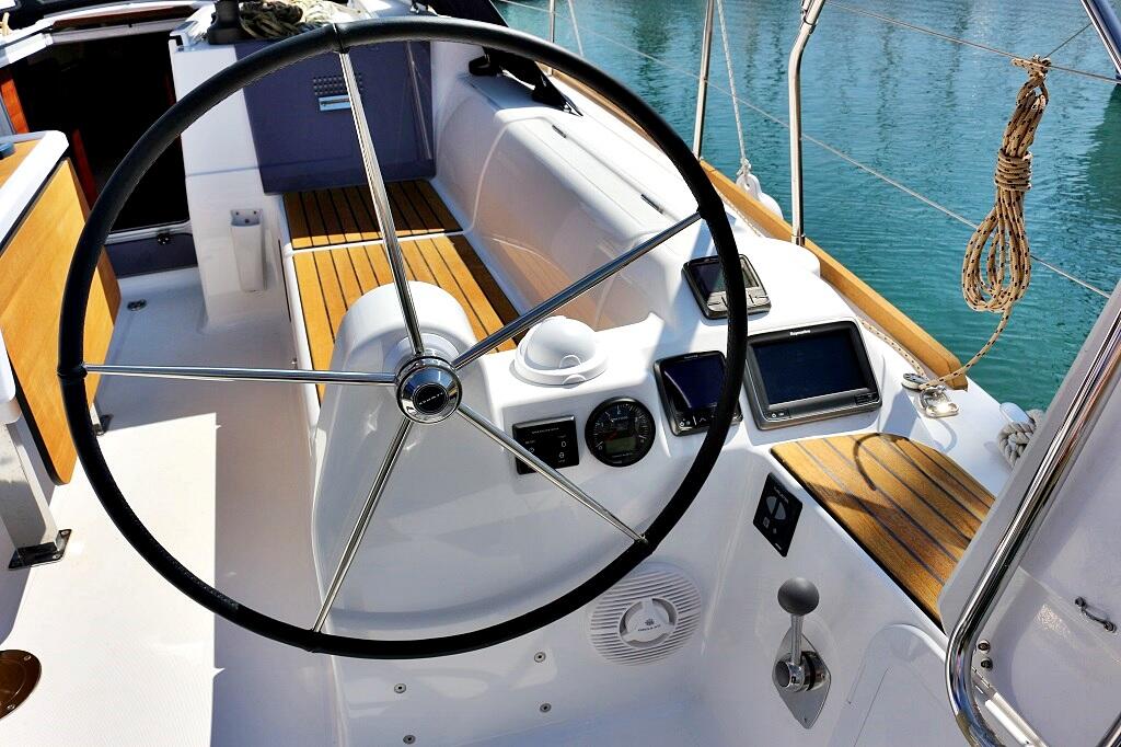Sailing yacht 