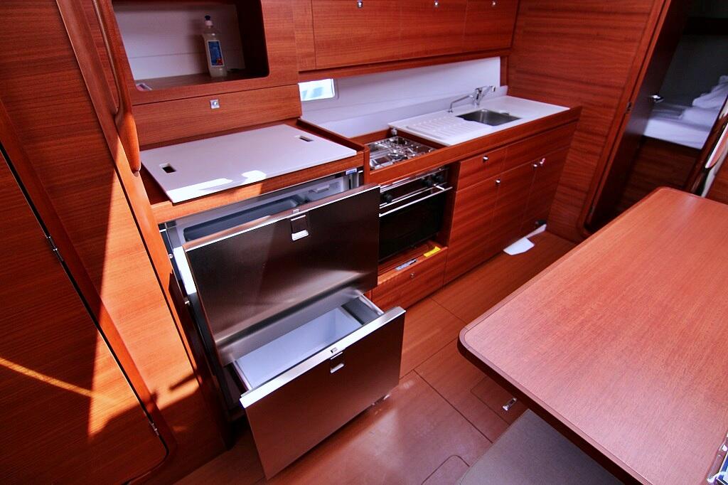 Sailing yacht 