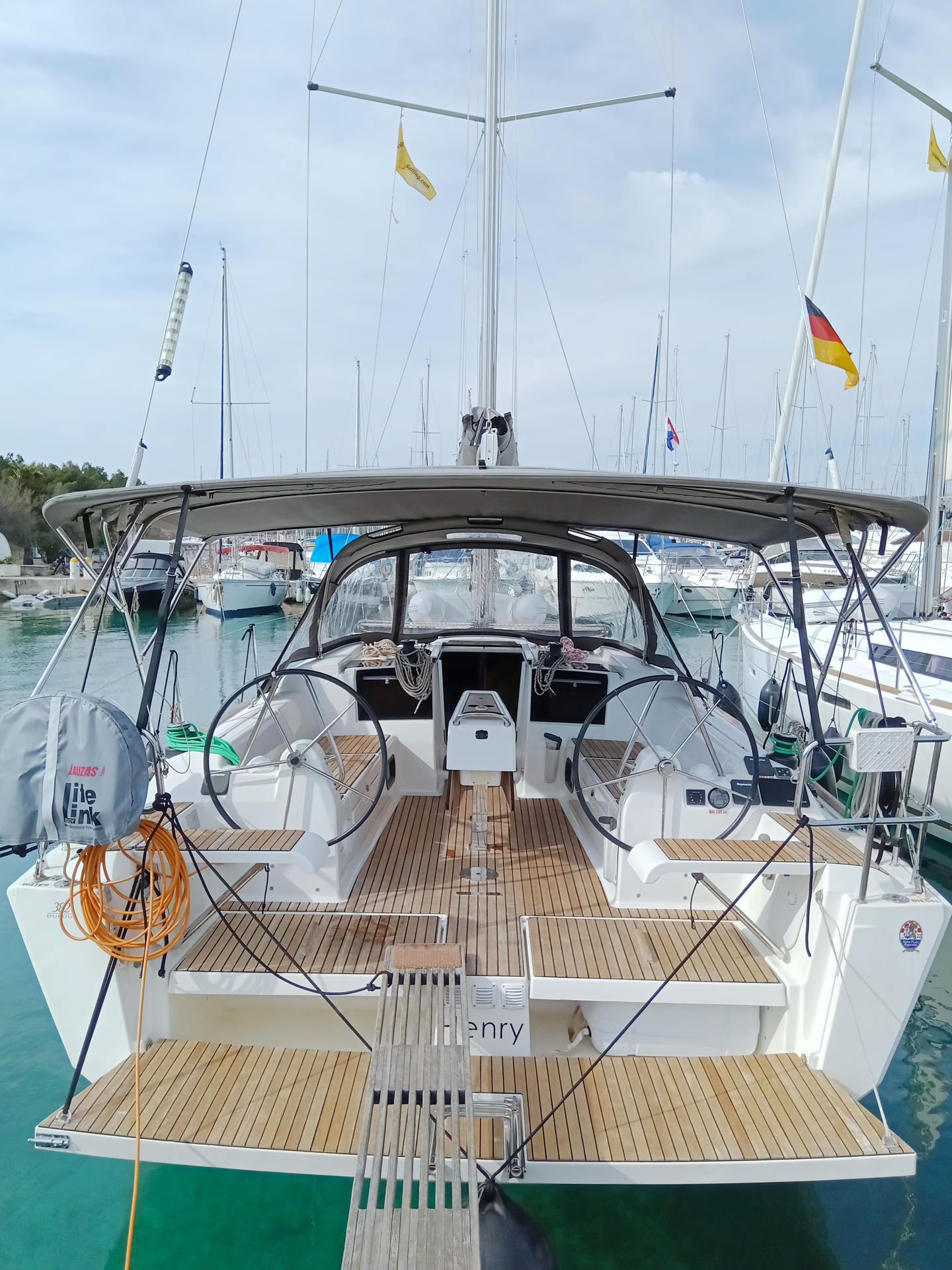 Sailing yacht 