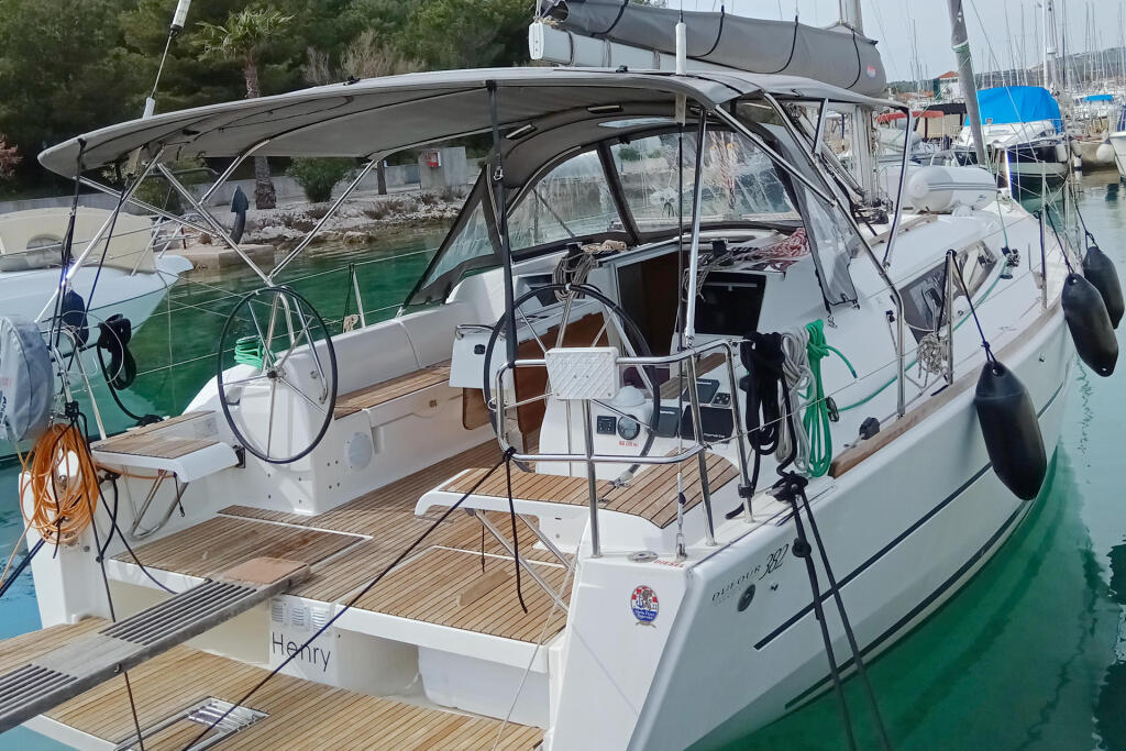 Sailing yacht 