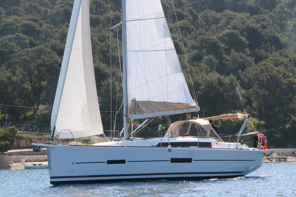 Sailing yacht 