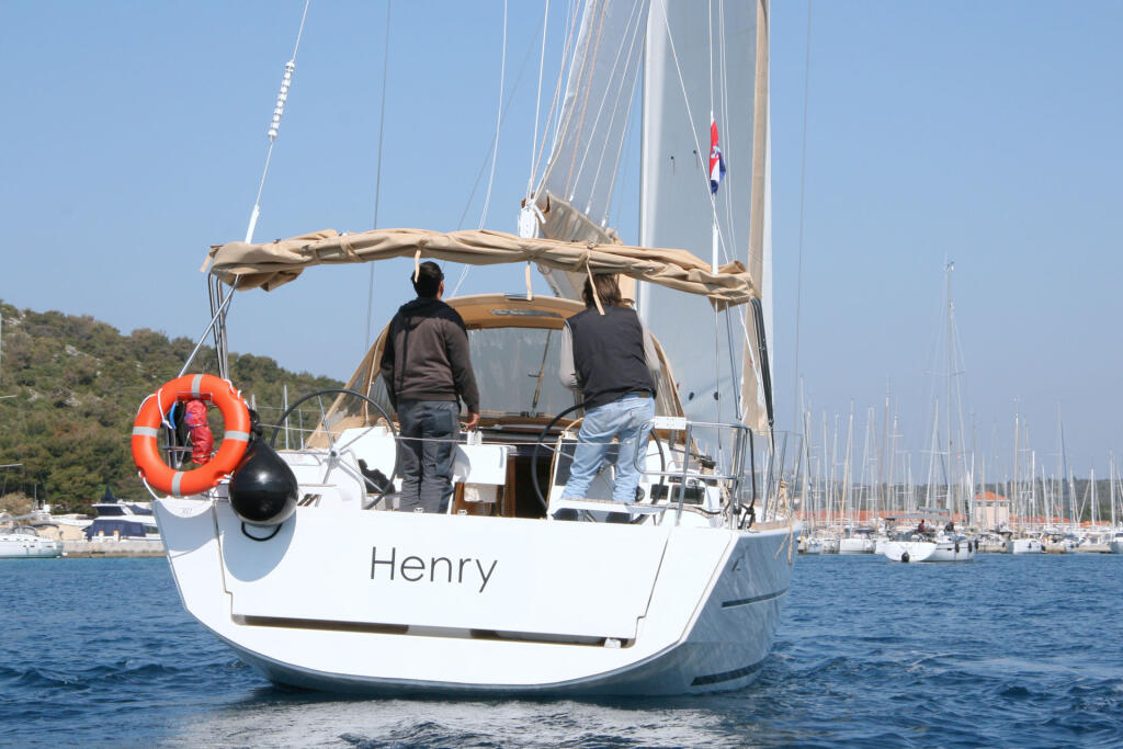 Sailing yacht 