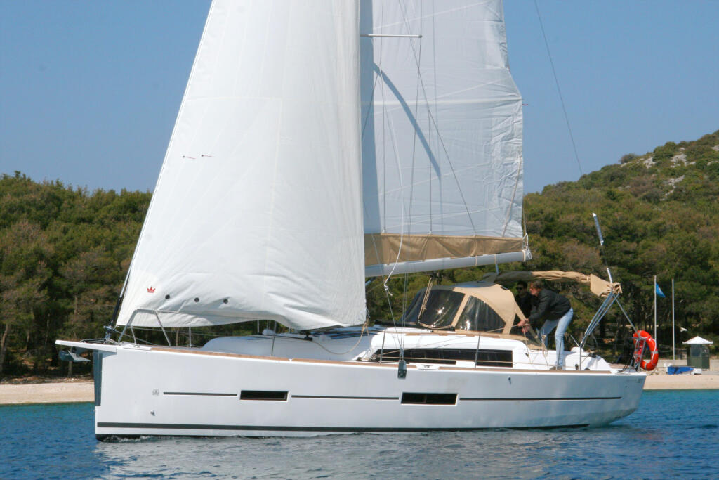 Sailing yacht 