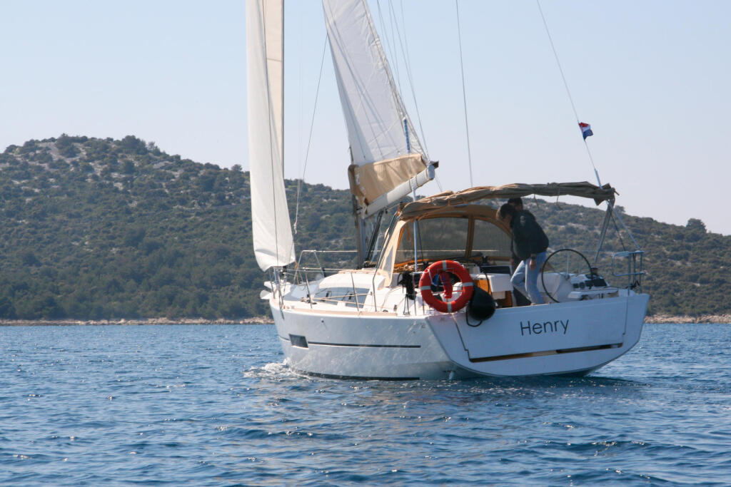 Sailing yacht 