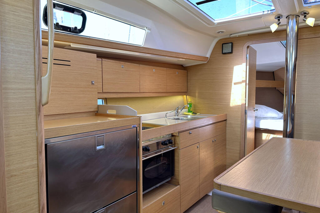 Sailing yacht 