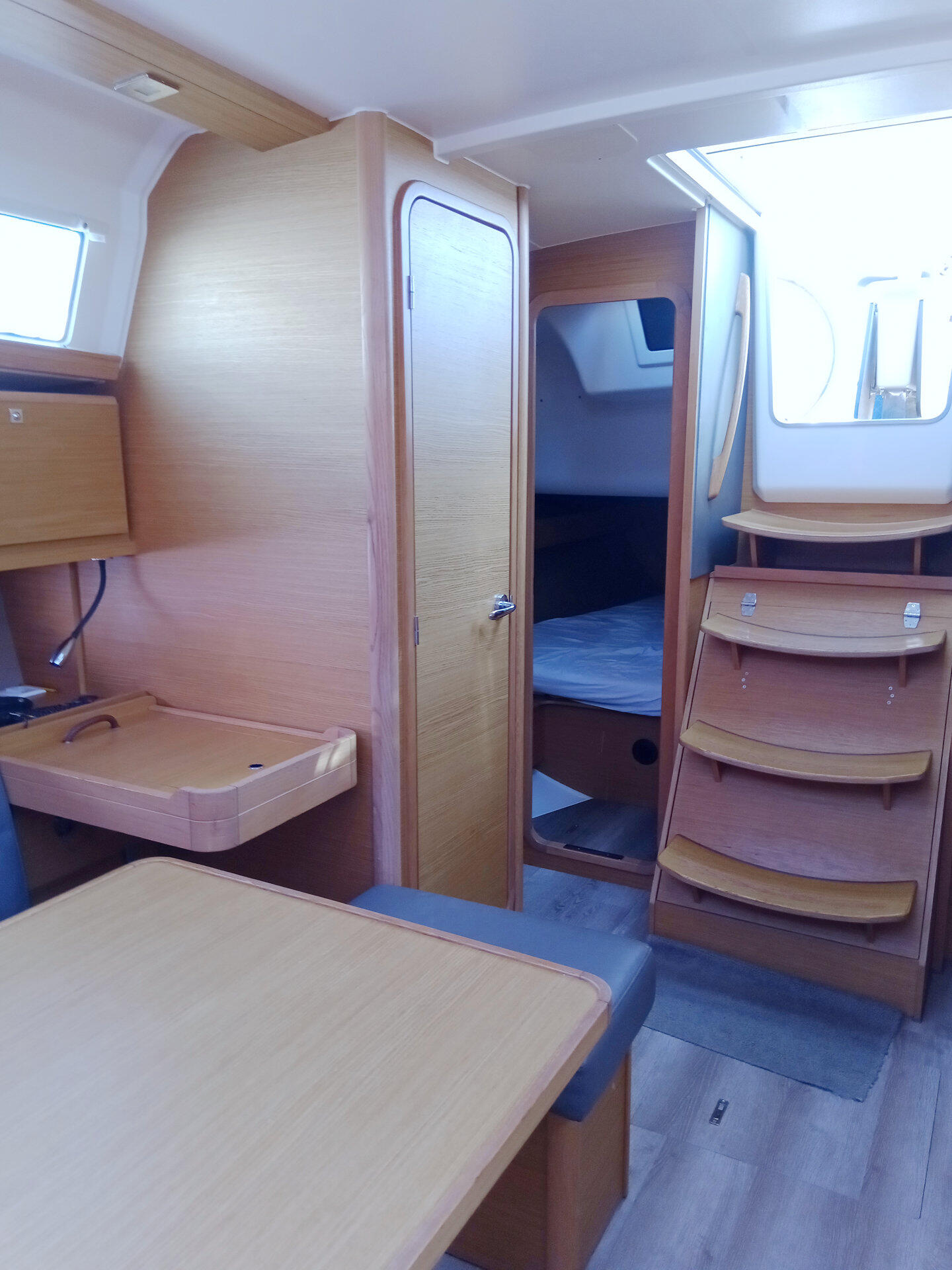 Sailing yacht 