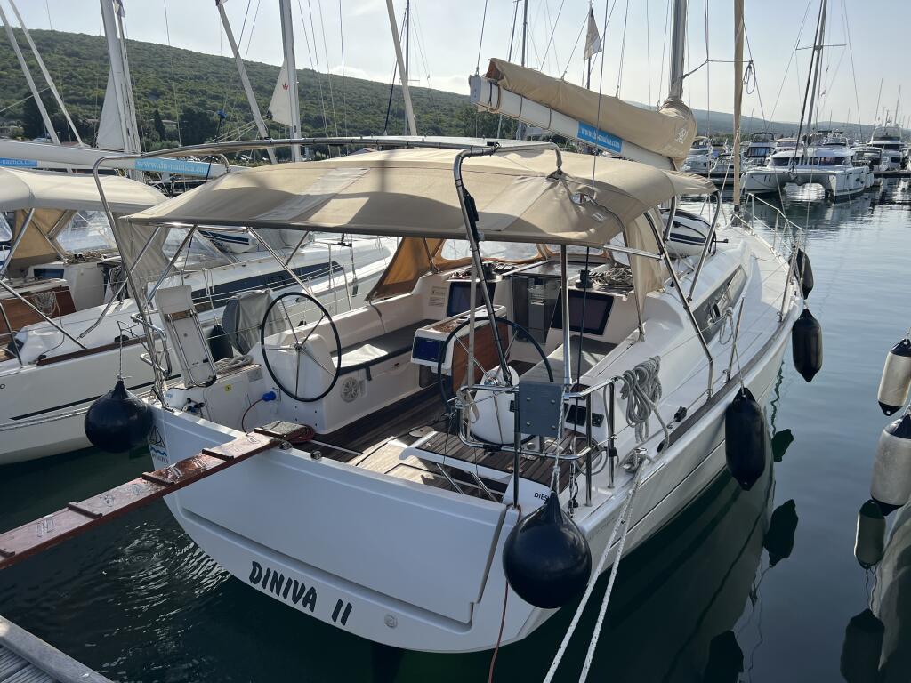 Sailing yacht 