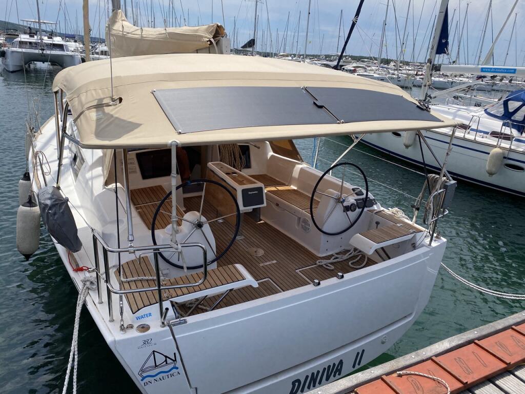 Sailing yacht 