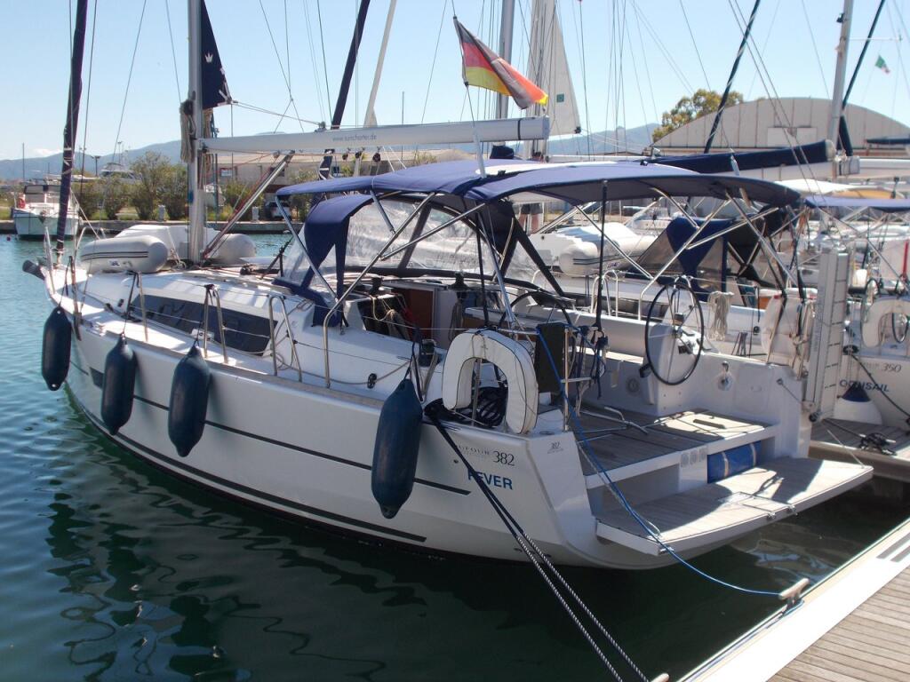 Sailing yacht 