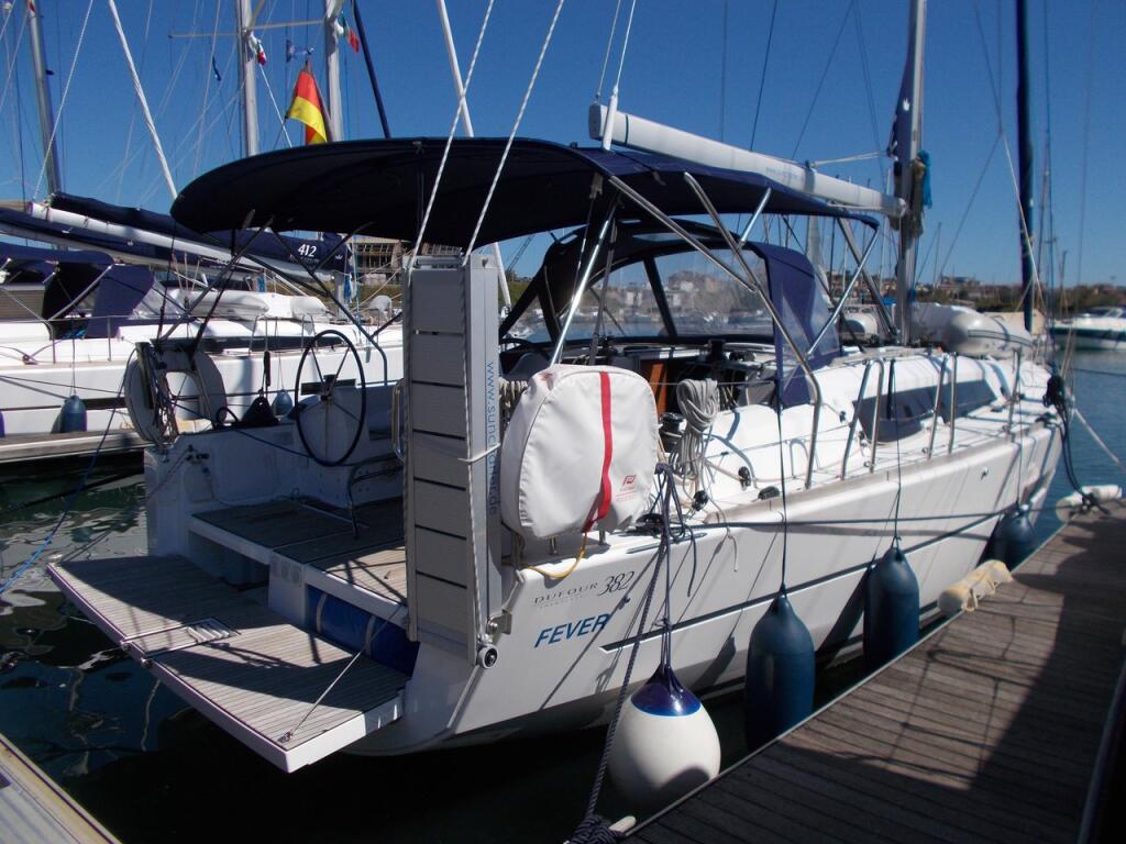 Sailing yacht 