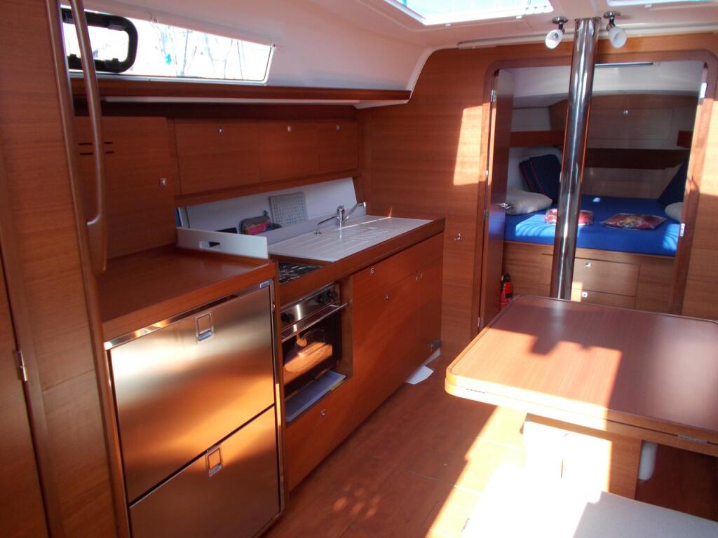 Sailing yacht 