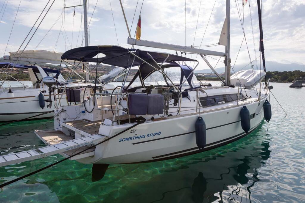 Sailing yacht 