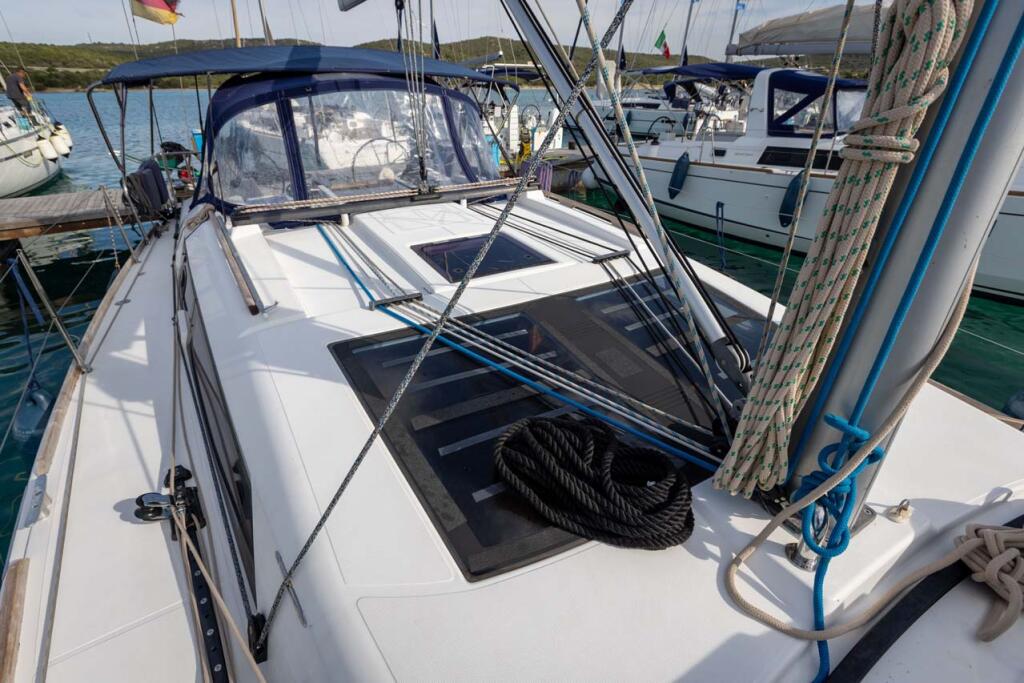 Sailing yacht 