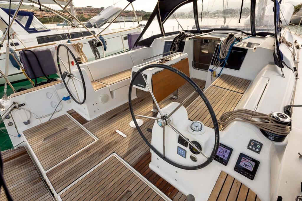 Sailing yacht 