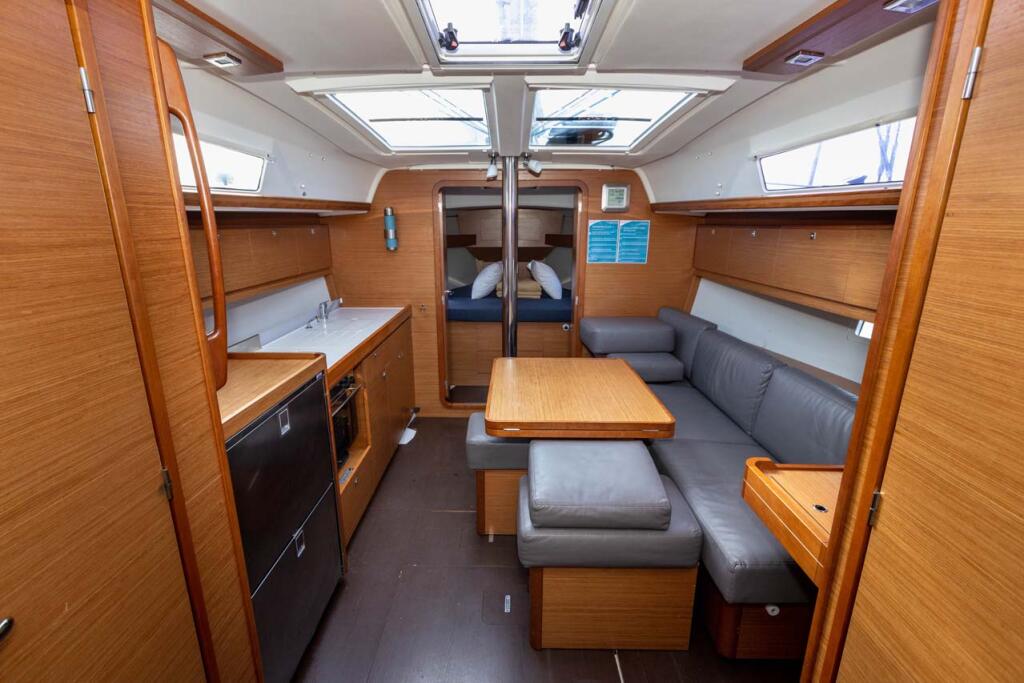 Sailing yacht 