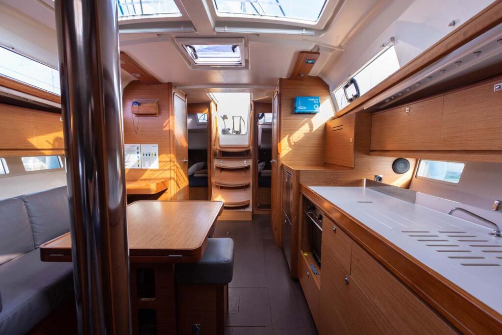 Sailing yacht 