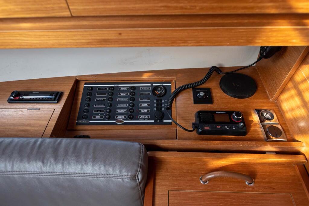 Sailing yacht 