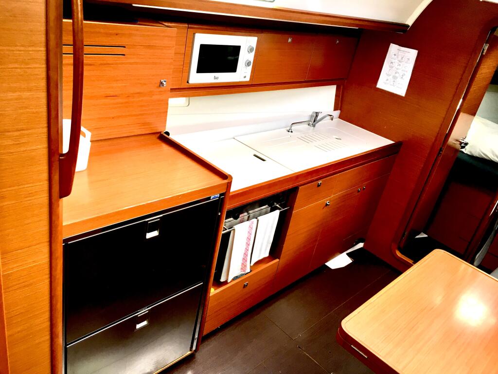 Sailing yacht 