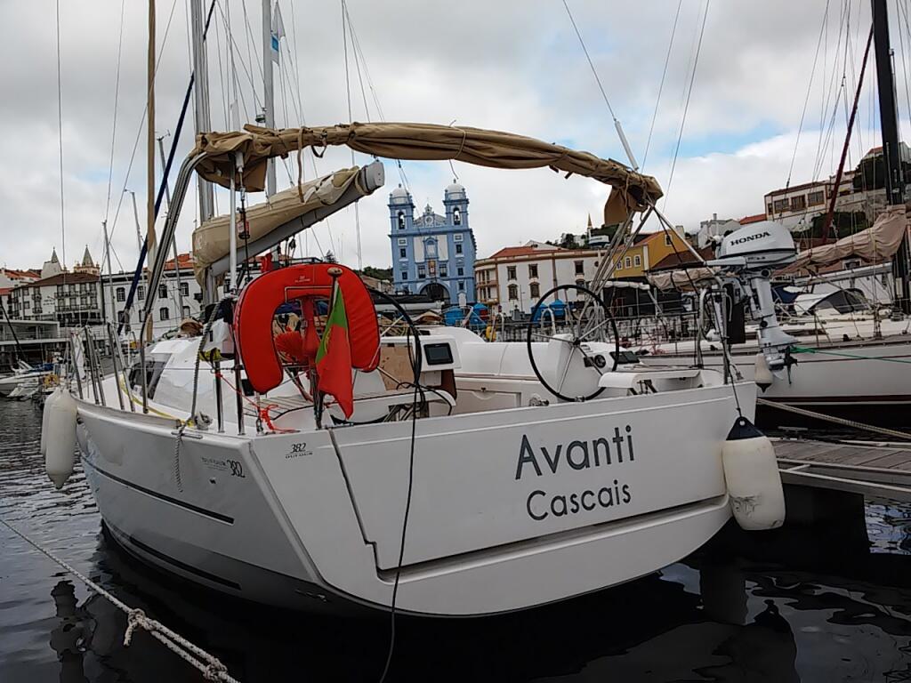 Sailing yacht 