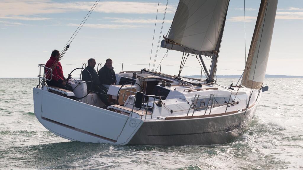 Sailing yacht 