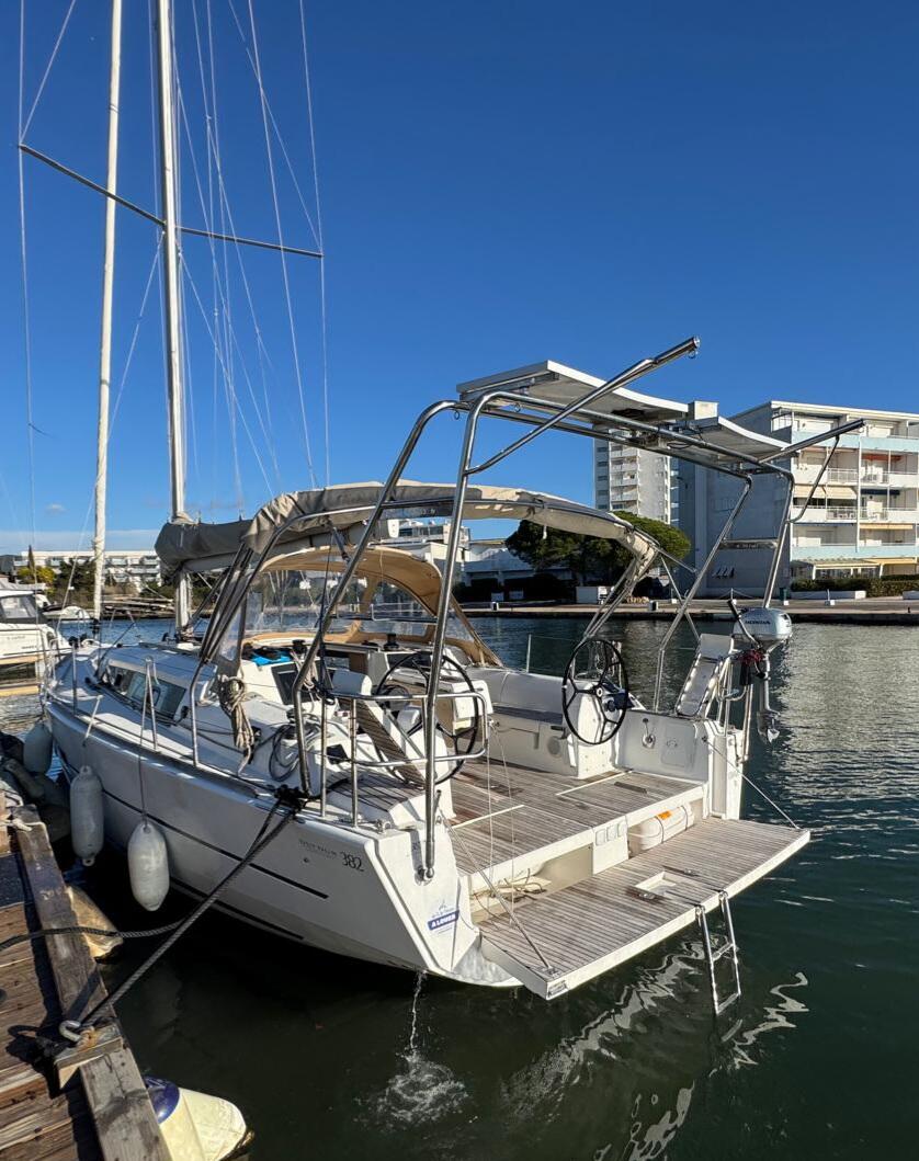 Sailing yacht 