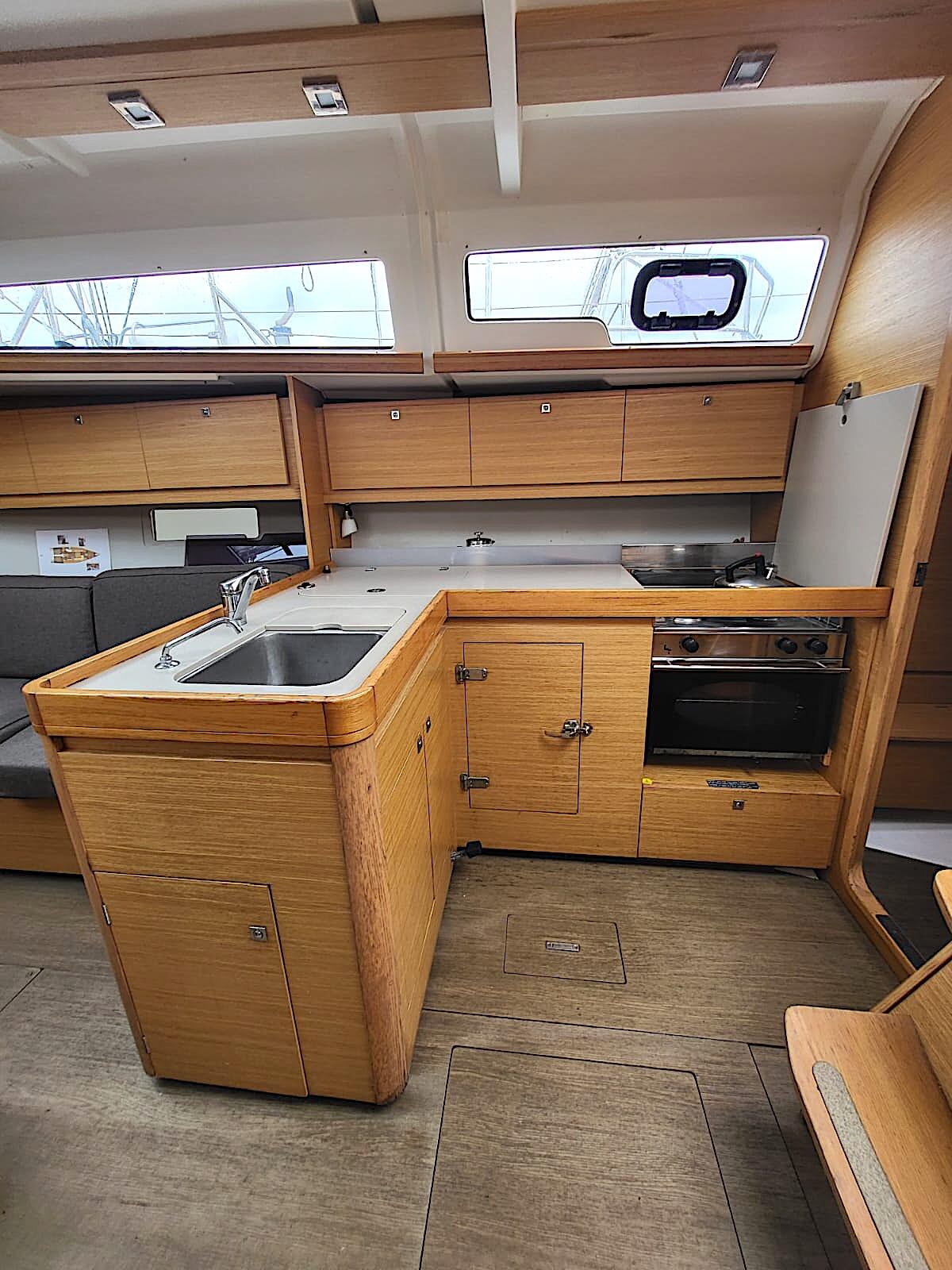 Sailing yacht 