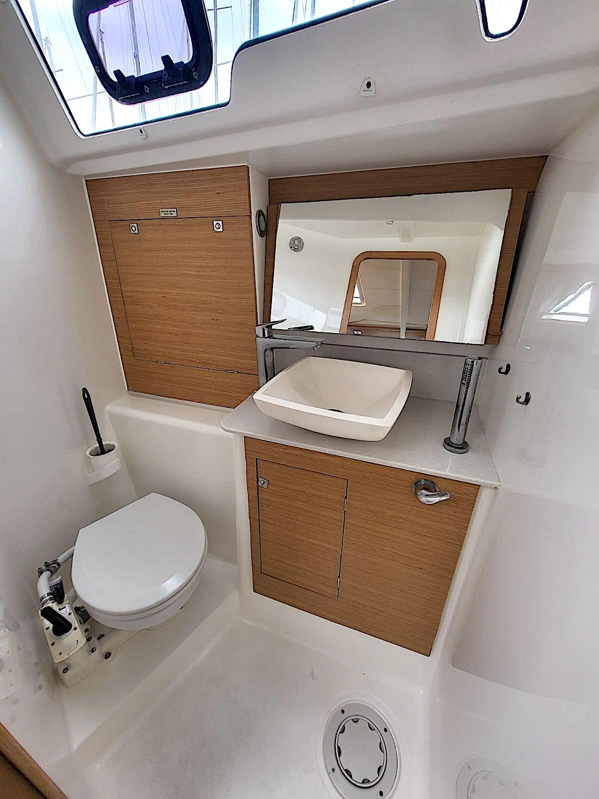 Sailing yacht 