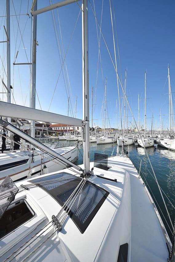Sailing yacht 