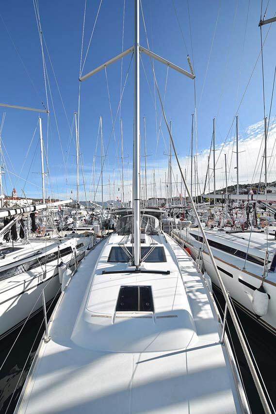 Sailing yacht 