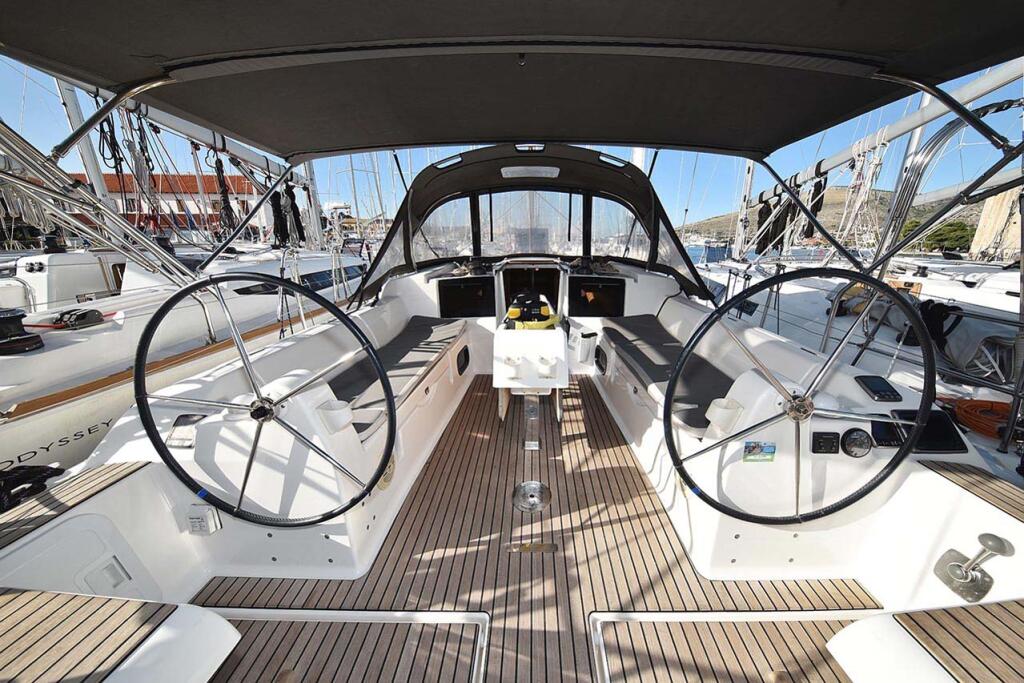Sailing yacht 