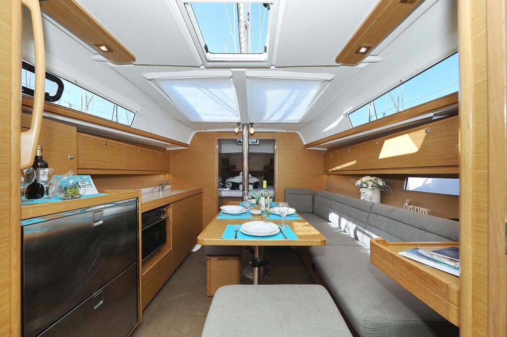 Sailing yacht 