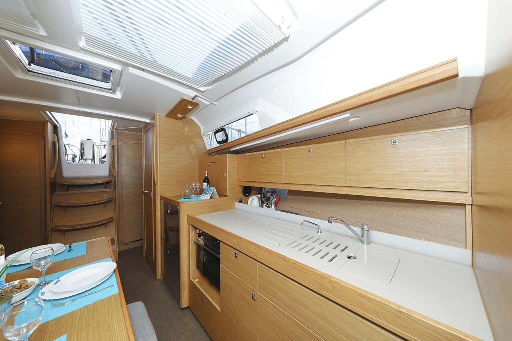 Sailing yacht 
