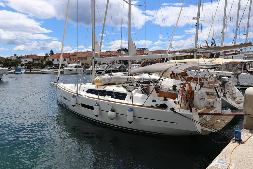 Sailing yacht 