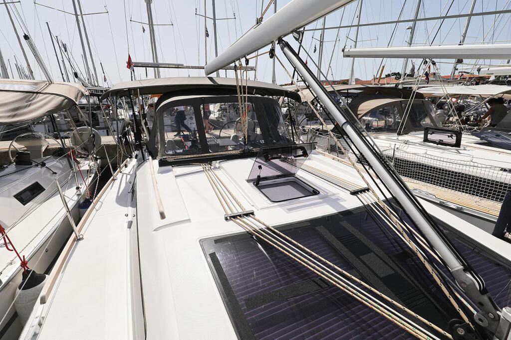 Sailing yacht 