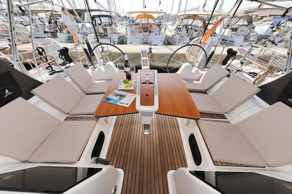 Sailing yacht 