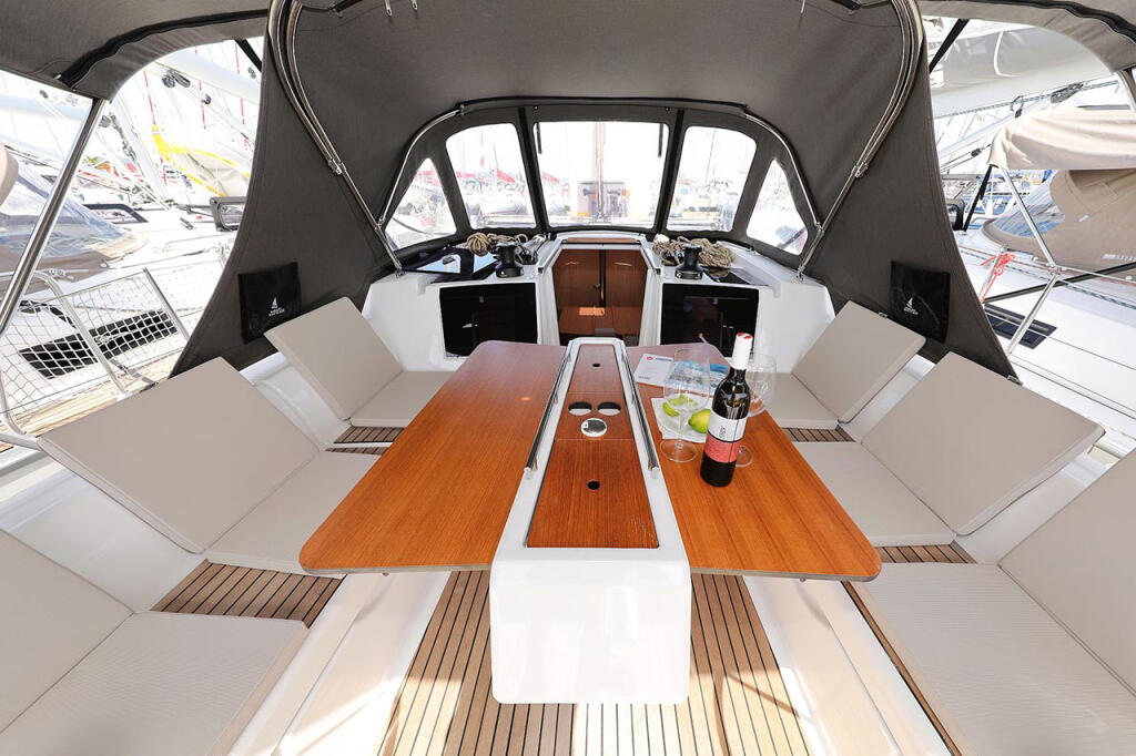 Sailing yacht 