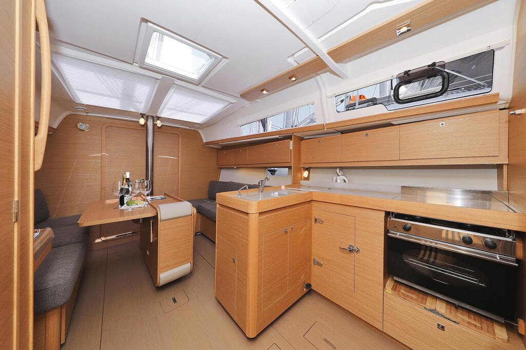 Sailing yacht 