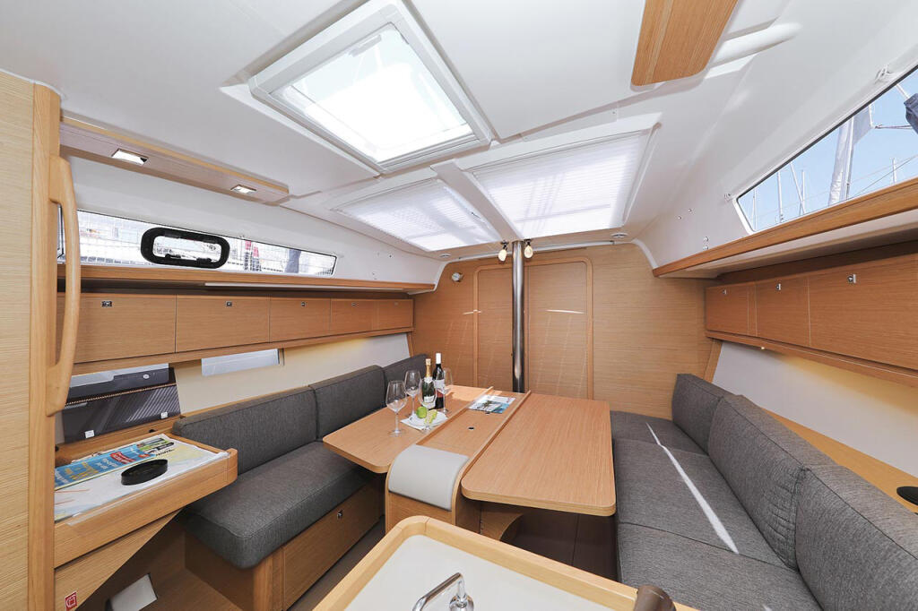 Sailing yacht 