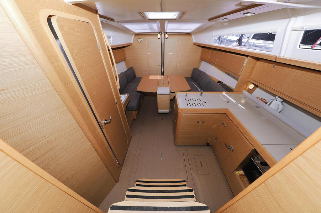 Sailing yacht 
