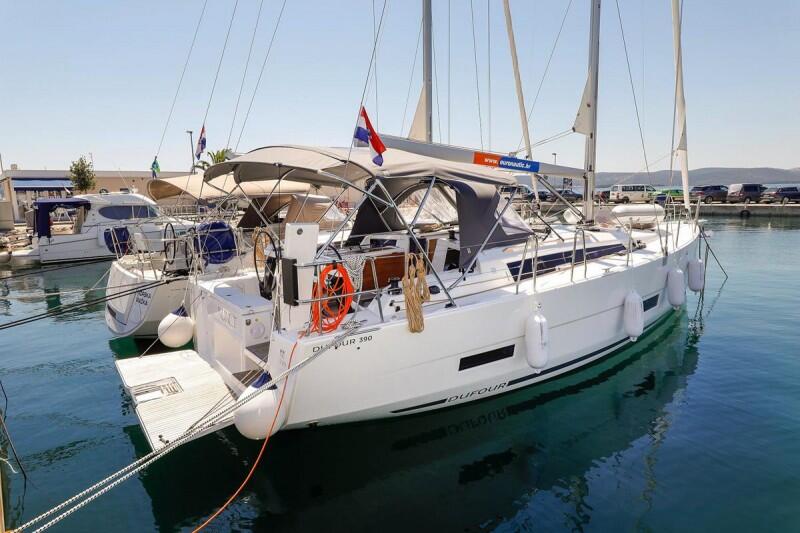Sailing yacht 