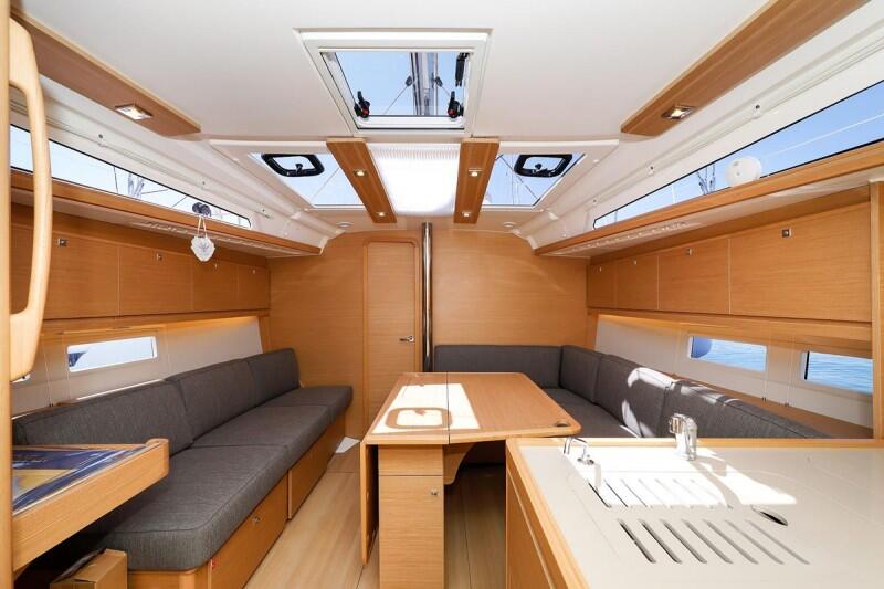 Sailing yacht 