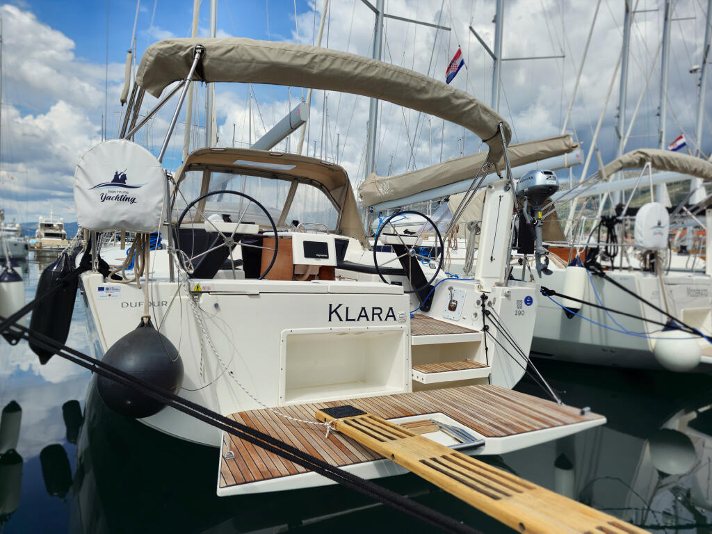 Sailing yacht 