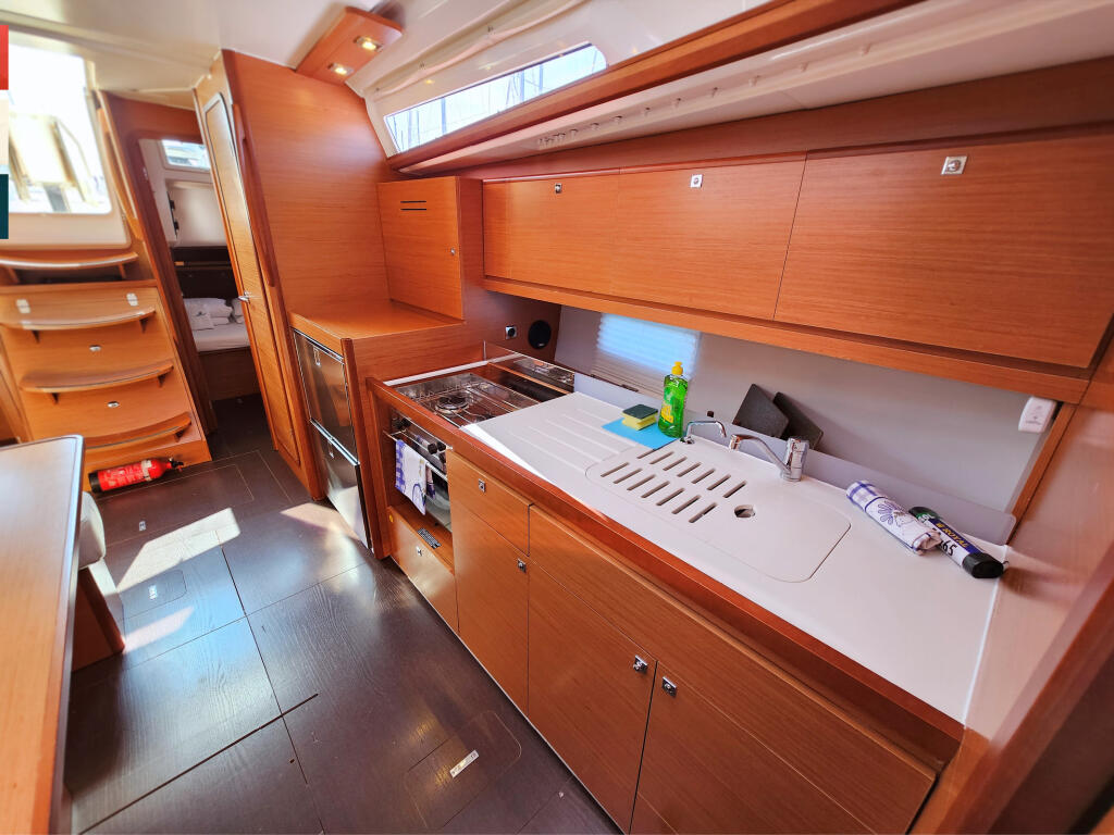 Sailing yacht 