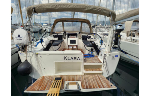 Sailing yacht 