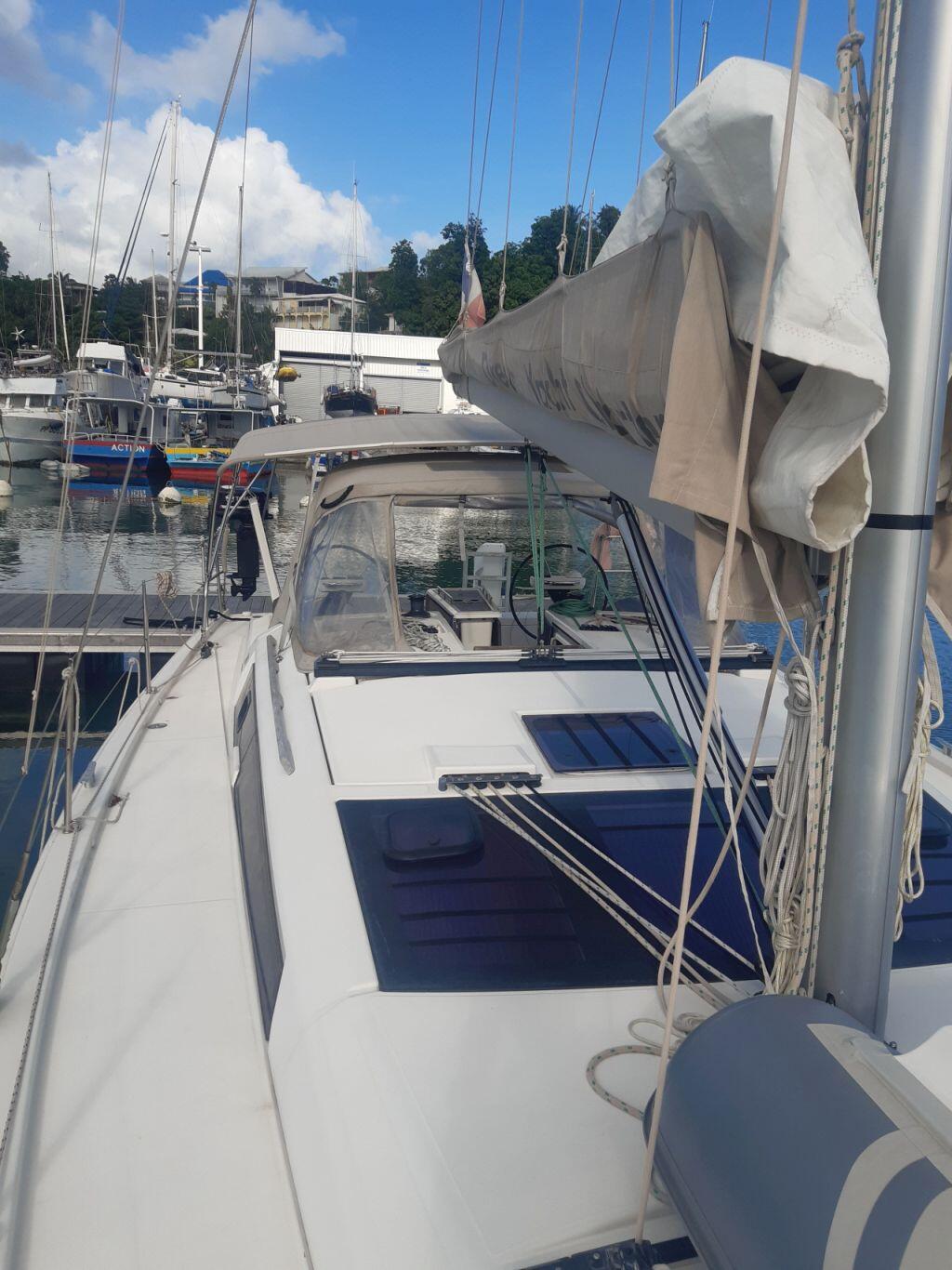 Sailing yacht 