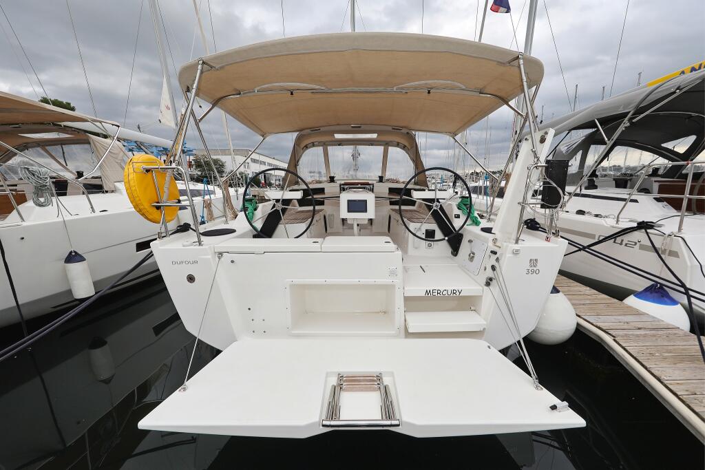 Sailing yacht 