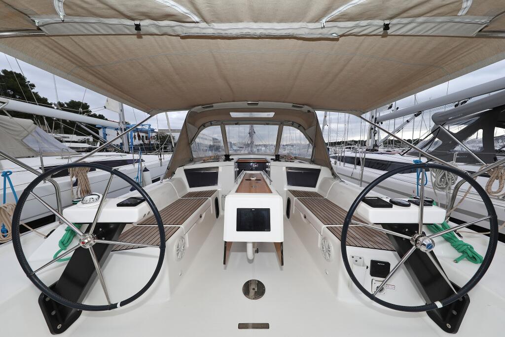 Sailing yacht 